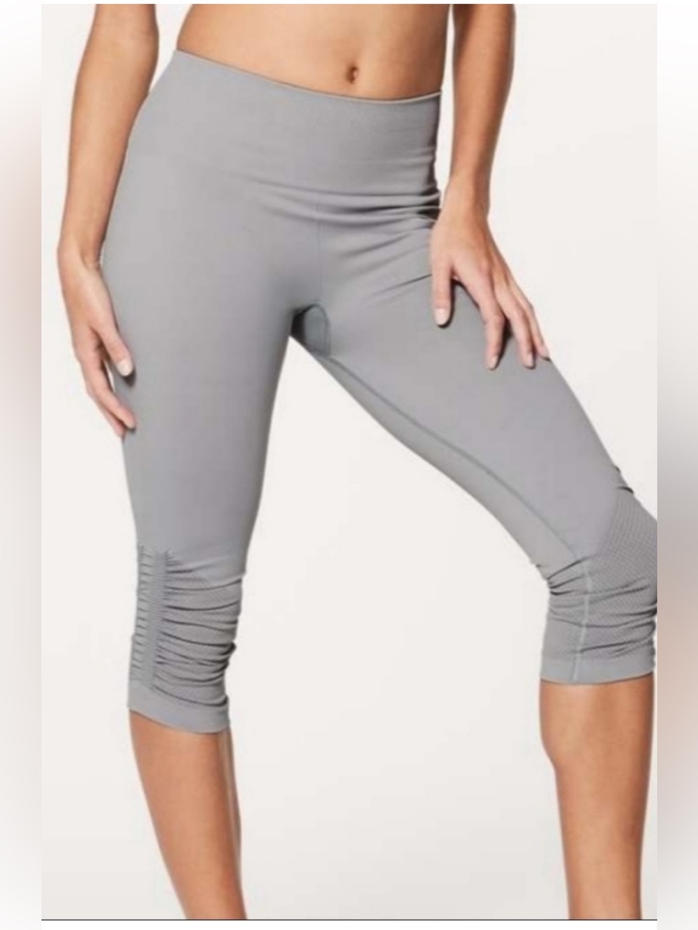 NWT LuLuLemon Women’s “ In the Flow Crop II “ Seamless Capri Leggings Gray. Sz 6